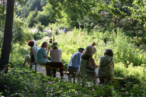 Gartenbesucher genießen die besondere Atmosphäre des Aromagartens