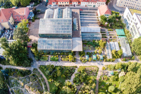 Luftaufnahme des Botanischen Gartens Erlangen mit seinen Gewächshäusern und Freiland-Anlagen