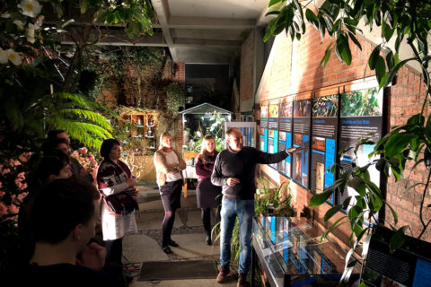 Claus Heuvemann führt am Abend durch die Gin-Ausstellung des Botanischen Gartens der FAU