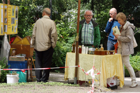 Helmut Klier am Informationsstand zu Bienen und Imkerei anlässlich des Tages des Botanischen Gartens der FAU