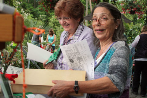 Gudrun Koch und Karin Kulicke am Stand des Freundeskreis Botanischer Garten Erlangen