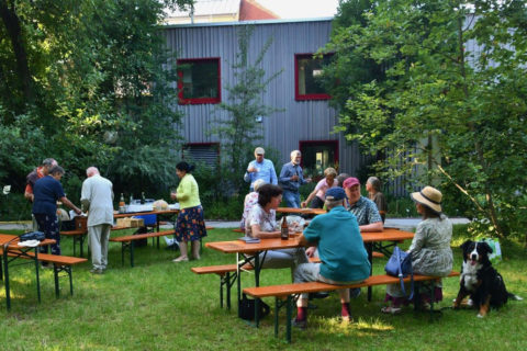 Helfer-Treffen des Freundeskreis Botanischer Garten Erlangen auf der Wiese vor dem Verwaltungsgebäude