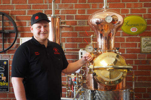 Brennereileiter Philipp Schwarz zeigt die Destille für den FAU Aromatix Gin in der Mälzerei Weyermann in Bamberg