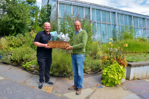 Übergabe der im Aromagarten gesammelten Botanicals im Botanischen Garten